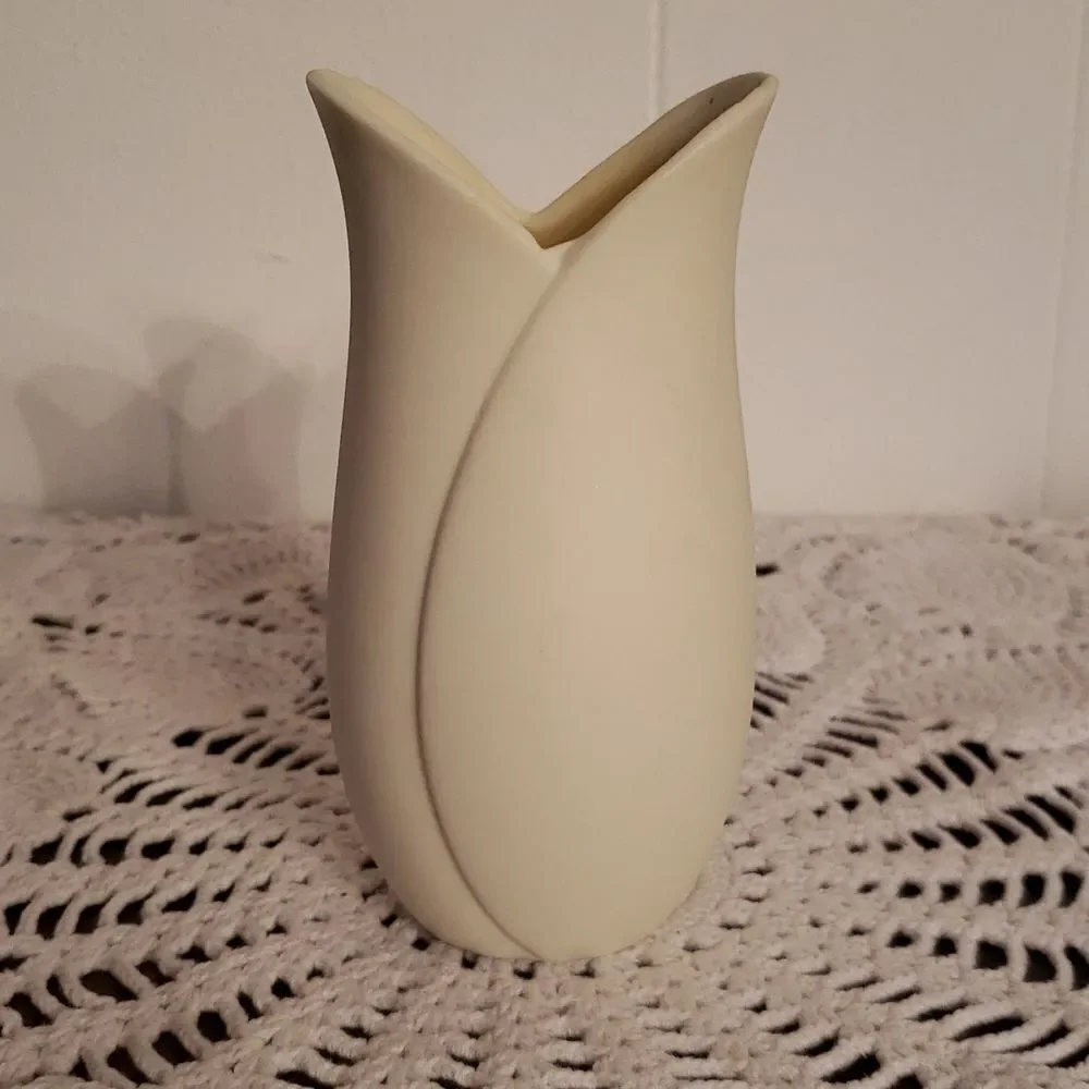 Lovely Vintage Jamestown China Tea Rose Ceramic Vase